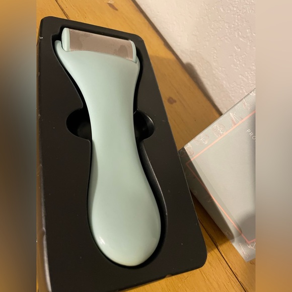 Chloe Emerald Soothing Face and Eye - Ice Roller - Picture 3 of 4